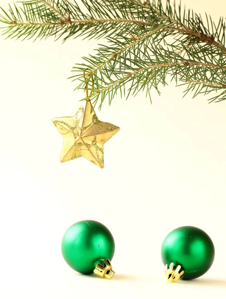 Weihnachtsbaum mit Dekorationen auf weißem Hintergrund — Stockfoto