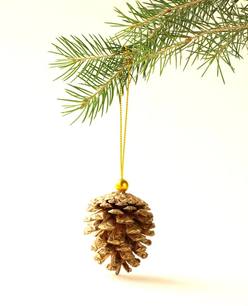 Beyaz arka planda süslemeleri olan Noel ağacı - Stok İmaj