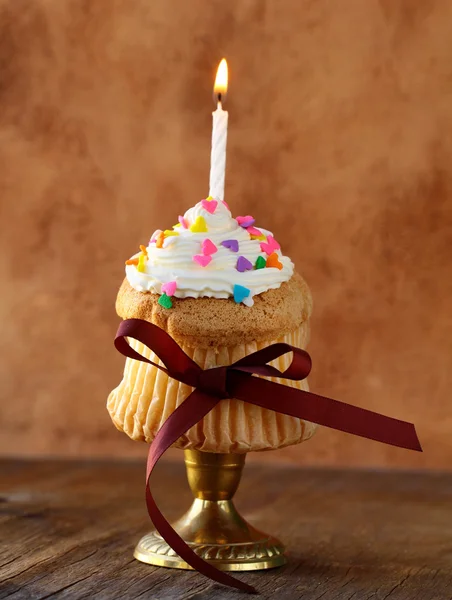 Cupcake met een kaars en een crème voor een verjaardag — Stockfoto