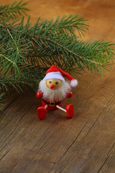 Ramas de abeto verde y decoraciones de Navidad sobre un fondo de madera —  Fotos de Stock