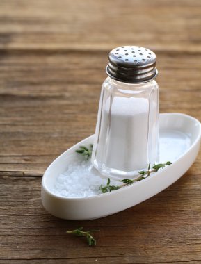 ahşap masa üzerine tuz ile cam saltcellar