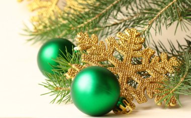 Beyaz arka planda süslemeleri olan Noel ağacı