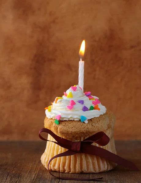 Cupcake met kaars en crème voor verjaardag — Stockfoto