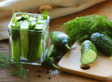 Salatalık kavanozuna dereotu tuz ve biber ile