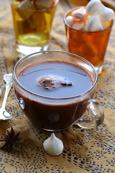 Tasse de chocolat chaud avec guimauves et épices — Photo