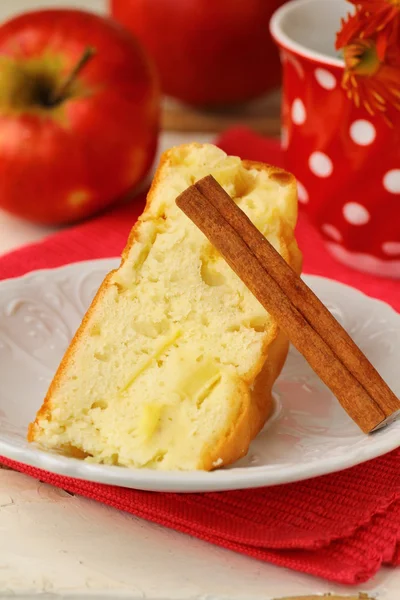 Tarta de manzana con palo de canela en un plato blanco —  Fotos de Stock