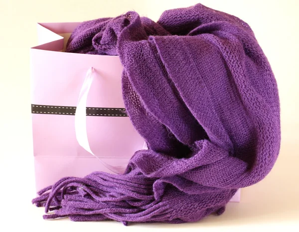 Écharpe chaude tricotée violette dans un sac à provisions — Photo