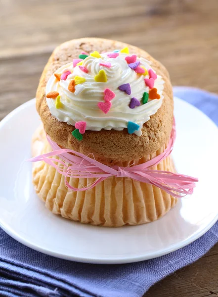 Cupcake com creme para um aniversário — Fotografia de Stock