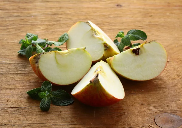 Pommes rouges mûres coupées sur une planche de bois — Photo