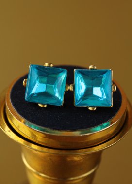 çift küpe topaz takı, altın arka plan üzerinde atış makro