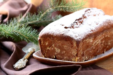 çikolata ev ahşap plaka üzerinde Noel kek yapımı