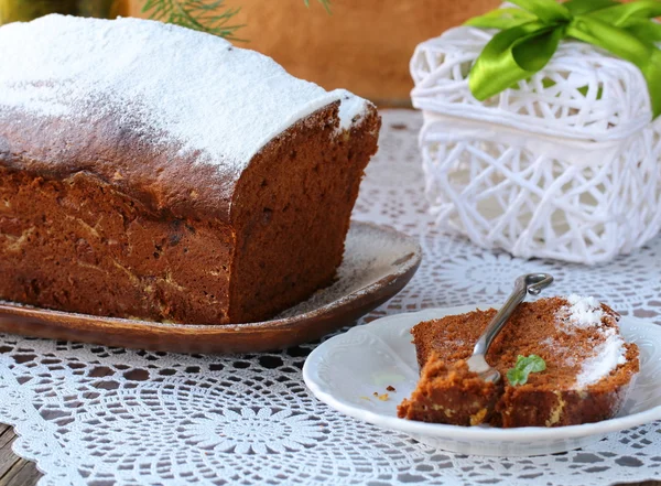 Pastel hecho en casa de chocolate para Navidad en el plato de madera —  Fotos de Stock