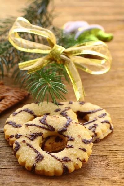 Biscoitos de Natal com decorações e ramos de abeto — Fotografia de Stock