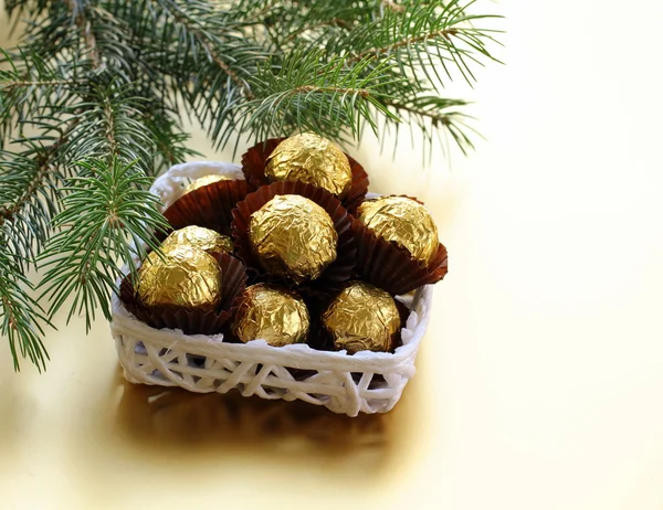 Truffes au chocolat dans une boîte cadeau sous le sapin de Noël — Photo