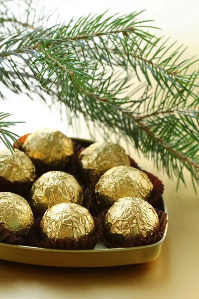 Noel ağacının altında bir hediye kutusunda çikolata truffles — Stok fotoğraf