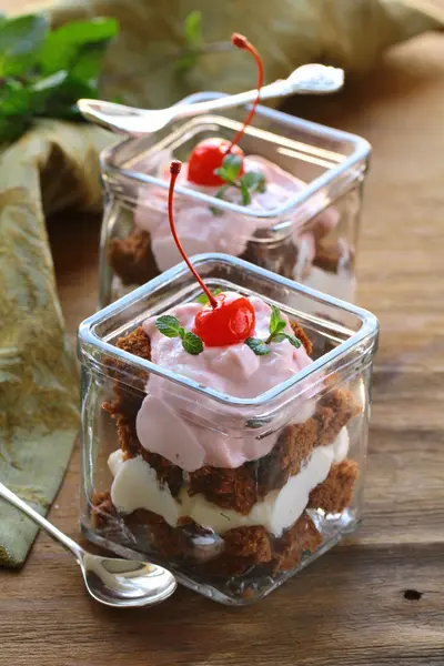 Galletas de chocolate con crema, bagatelas en vasos —  Fotos de Stock