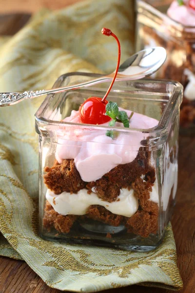 Chocolade koekjes met room, trifle in glazen — Stockfoto