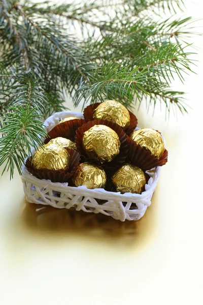 Trufas de chocolate em uma caixa de presente sob a árvore de Natal — Fotografia de Stock