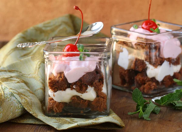 Galletas de chocolate con crema, bagatelas en vasos — Foto de Stock