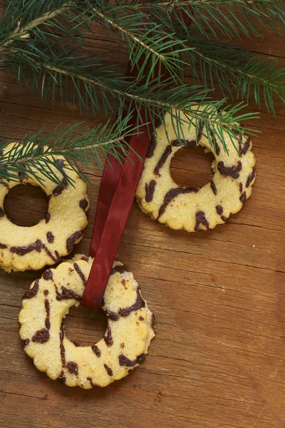 Vánoční cukroví s dekoracemi a jedle větve — Stock fotografie