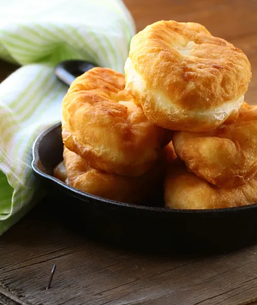 Patatas fritas con papas, estilo rústico — Foto de Stock