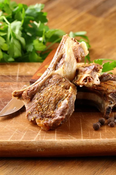 Carne de cordero preparada sobre tabla de madera —  Fotos de Stock