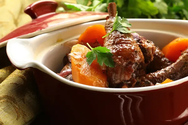 Cocina tradicional francesa - pollo en vino, coq au vin —  Fotos de Stock