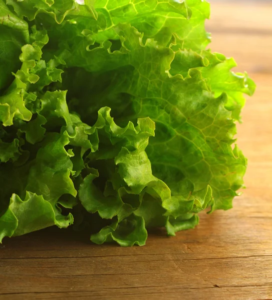 Lechuga verde sobre tabla de madera —  Fotos de Stock