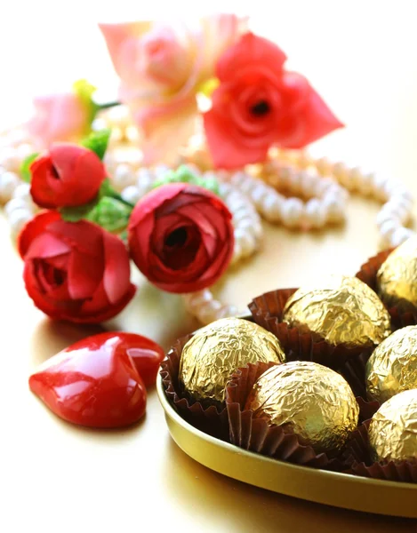 Κουτί σοκολάτες και λουλούδια, ένα δώρο για την ημέρα του Αγίου Βαλεντίνου — Φωτογραφία Αρχείου