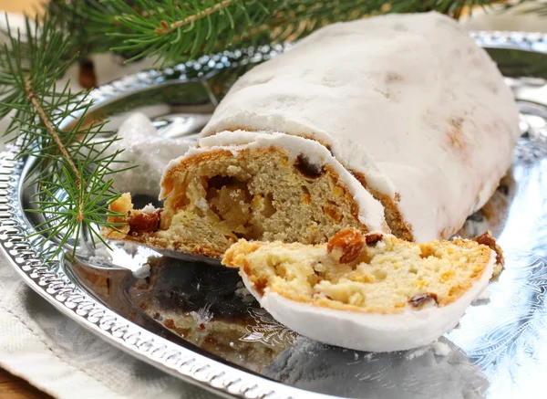 Traditioneller Christstollen mit Trockenfrüchten — Stockfoto