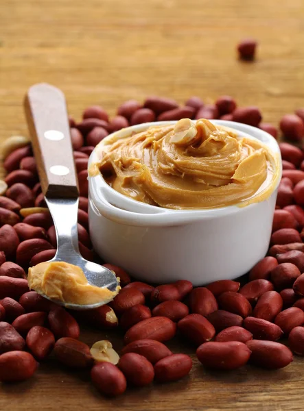 Manteiga de amendoim e nozes na mesa — Fotografia de Stock