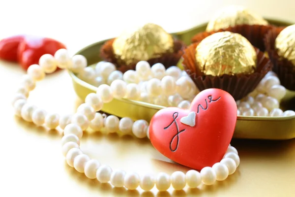 盒巧克力和珍珠，情人节的礼物 — 图库照片
