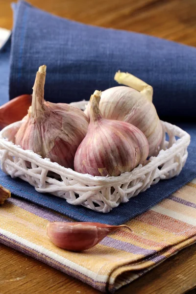 Organic garlic in a basket on the table — Stock Photo, Image