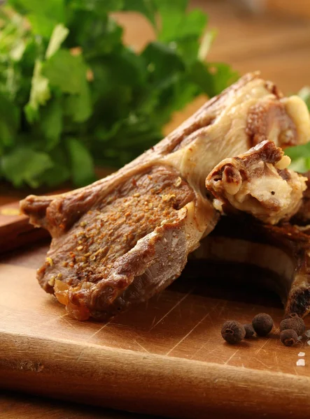 Carne de cordero preparada sobre tabla de madera —  Fotos de Stock