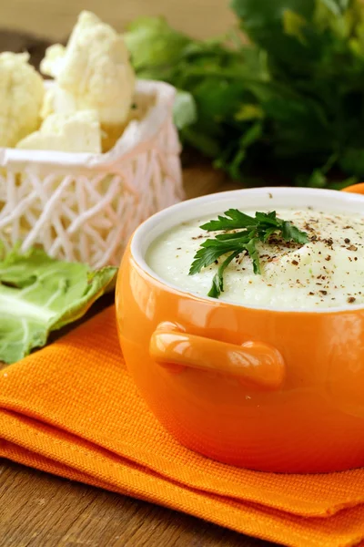 Cream soup of cauliflower with black pepper and parsley — Stock Photo, Image