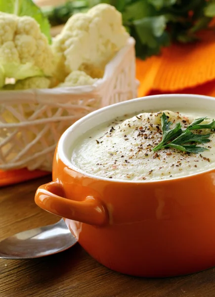 Cream soup of cauliflower with black pepper and parsley — Stock Photo, Image