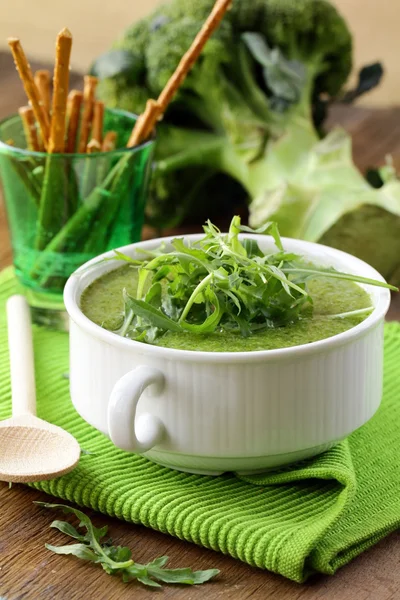 Cream soup broccoli with arugula greens in a white bowl — Stock Photo, Image
