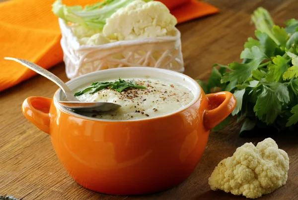 Sopa de creme de couve-flor com pimenta preta e salsa — Fotografia de Stock