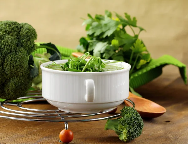 Крем-суп брокколі з зеленню рук у білій мисці — стокове фото