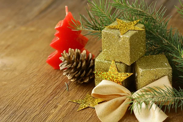 Зеленые елки и рождественские украшения на деревянном фоне — стоковое фото