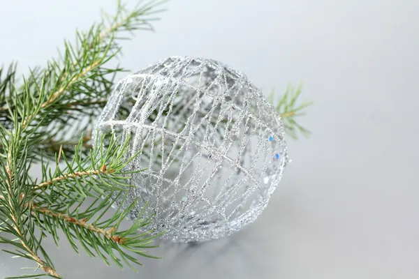 Kerstboom met decoraties op grijze achtergrond — Stockfoto