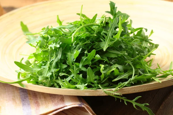 Schale mit frischem Grün, natürlichem Rucola — Stockfoto