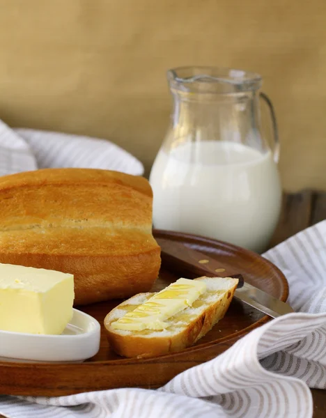 Manteiga, pão de pão branco e leite — Fotografia de Stock