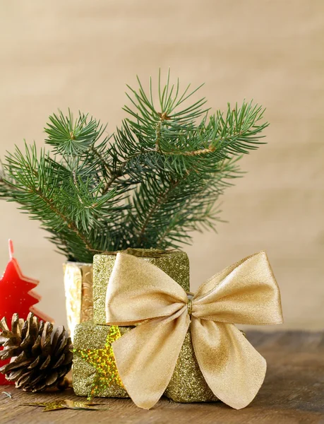 Ramas de abeto verde y decoraciones de Navidad sobre un fondo de madera —  Fotos de Stock