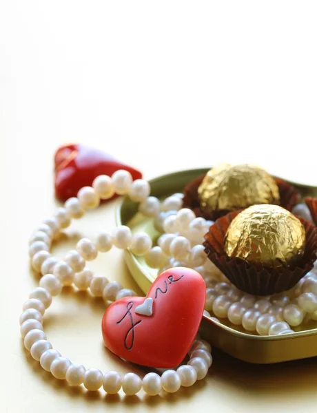 Boîte de chocolats et de perles, cadeau pour la Saint Valentin — Photo