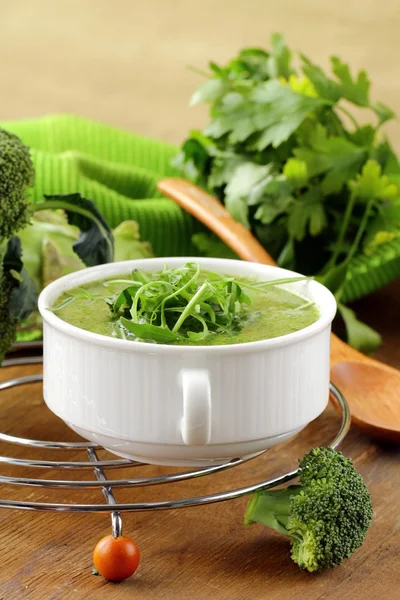 Cream soup broccoli with arugula greens in a white bowl — Stock Photo, Image