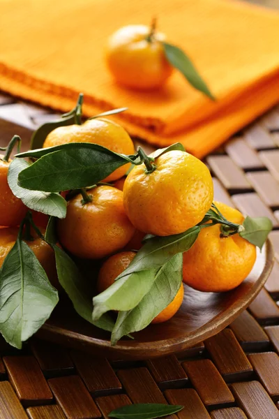 Ripe juicy tangerine, orange mandarin with leaves on wooden table — Stock Photo, Image