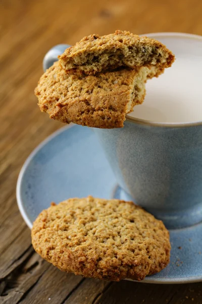 Ovesná cookies sušenky a šálek mléka — Stock fotografie