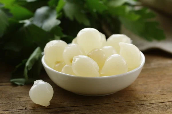 Variété ornementale d'oignons perlés marinés dans un bol blanc — Photo