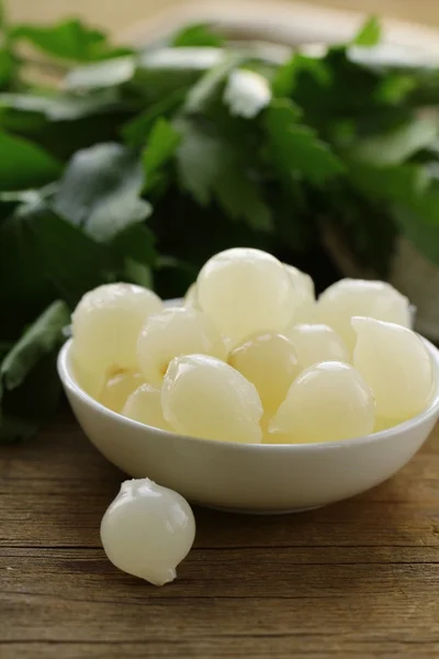 Ornamental variety pickled pearl onions in a white bowl — Stock Photo, Image